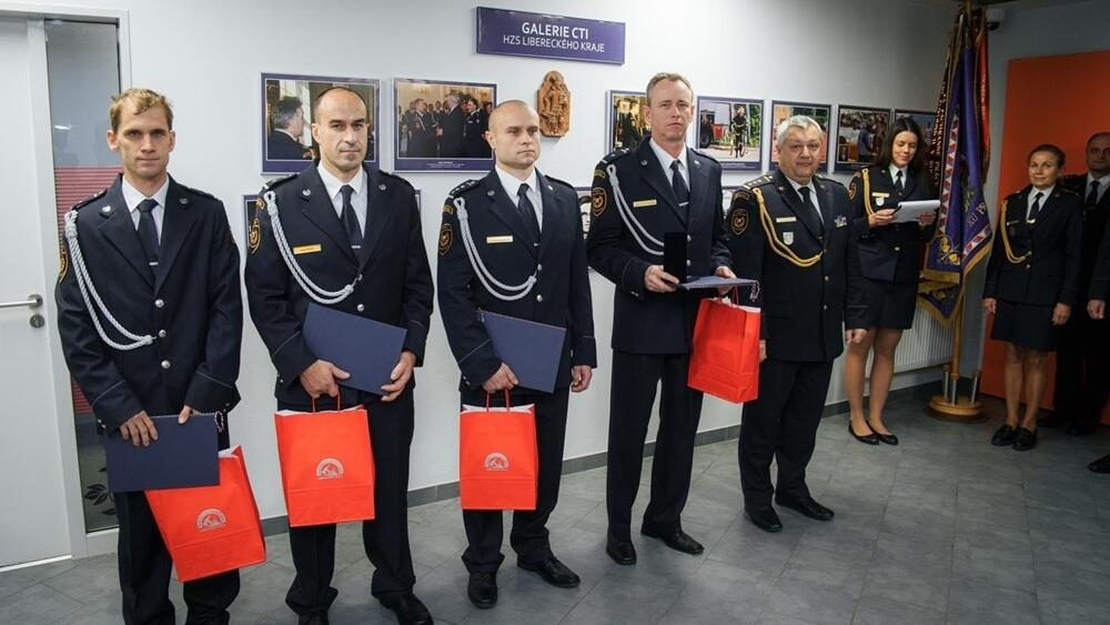 Hasiči ocenění za zásah. Zleva pprap. Ondřej Ďoubal, pprap. Matěj Benc, nprap. Jiří Došlík a pprap. Roman Kostelňák, který obdržel i medaili HZS LBK. Na snímku společně s krajským ředitelem HZS LBK plk. Janem Hadrbolcem.